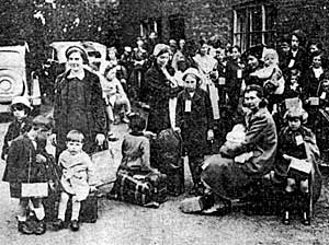 Evacuees from Sheffield arrive in Bingham. 