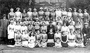 Female munitions workers at Ransome's works. Photograph courtesy of Newark & Sherwood District Council Museums.