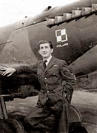 Ryszard Zielinski, a pilot in the Polish Squadron in the Royal Air Force, in front of his Spitfire plane (image courtesy of SPS East Midlands po Polsku.)