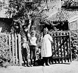 Children outside cottages in Glapton, near Clifton, c.1906.