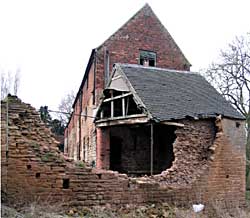 Semi-derelict 17th/18th/19th century outbuildings at Town End Farm, Nuthall (photograph: A Nicholson, 2004).
